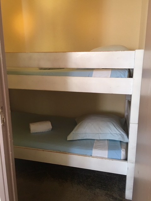 Petit chambre avec deux lit superpose 