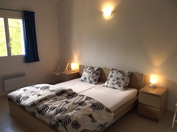 Kingsize bedroom with ensuite etang vallier resort brossac