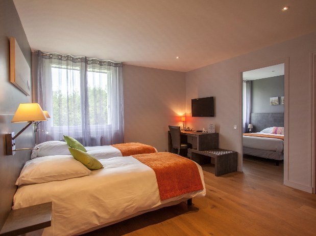 cozy-hotel-cosy-d-affaires-Morlaix-chambre-double-lits-single-TV-bureau-chambre-communicante