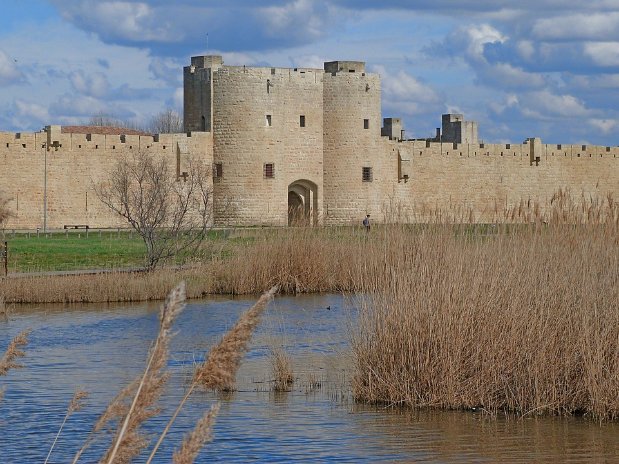 camargue-aigues mortes- fortifications-camping l'olivier
