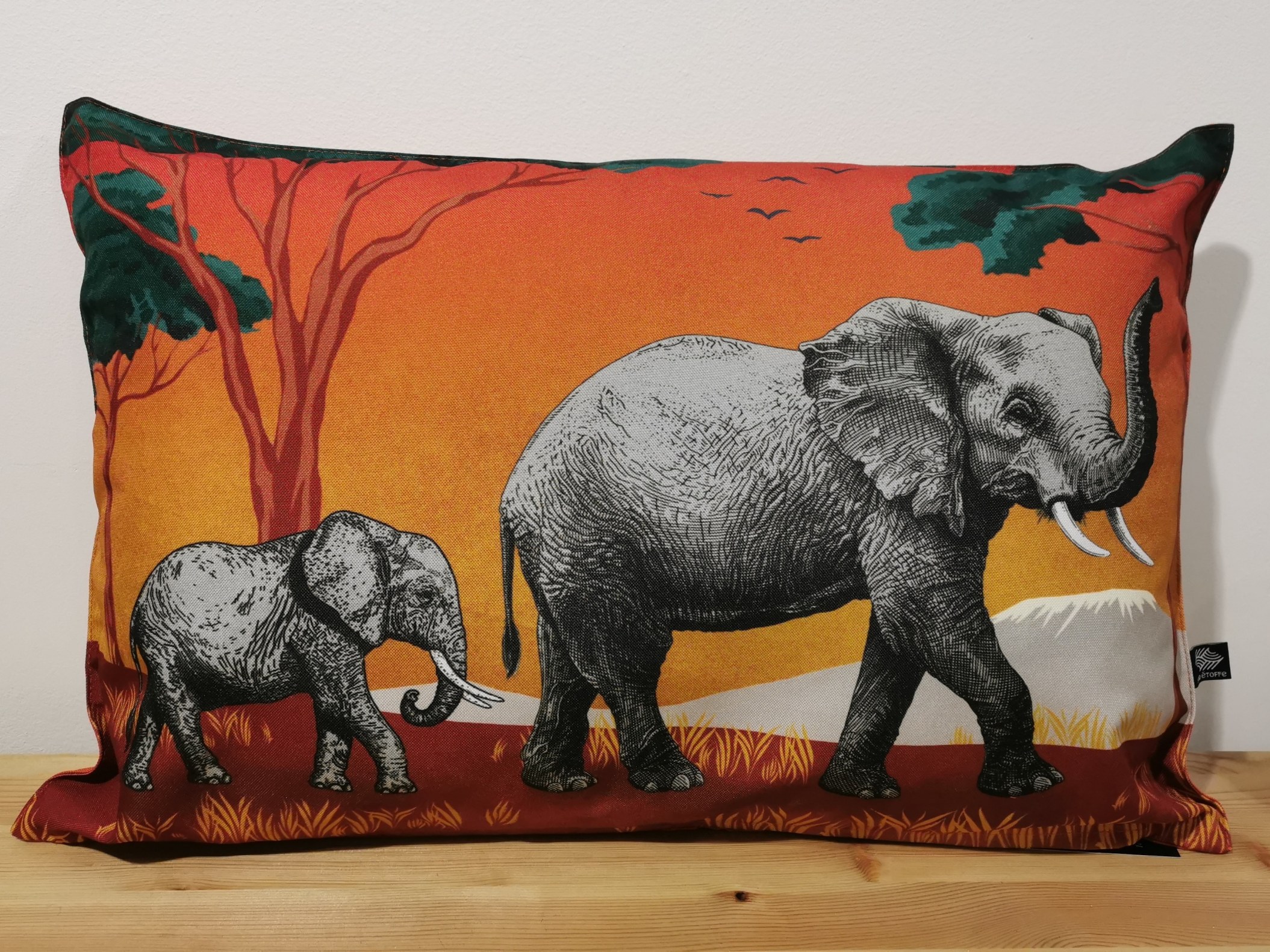 coussin extérieur imperméable éléphants 40x60 couleursdhelene.com