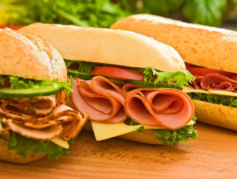 Savourez les sandwichs de Café & Snack 210  