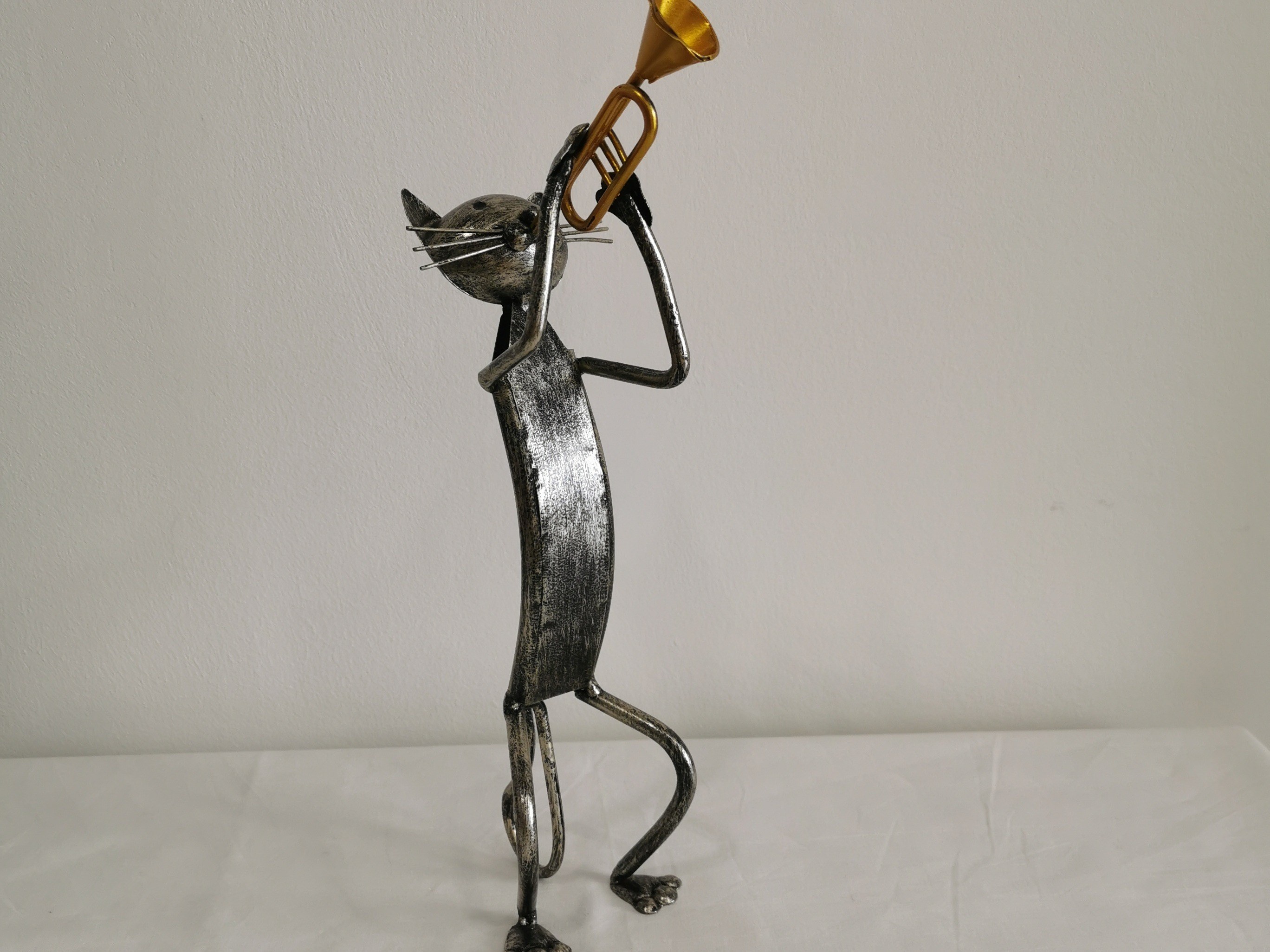 statuette chat trompettiste en métal couleurs d'hélène