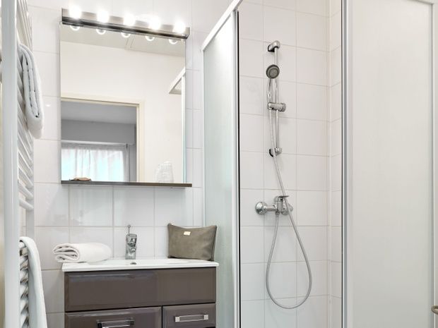 appart-hotel-residence-amneville-salle-de-bain-douche-toilette-miroir-spot