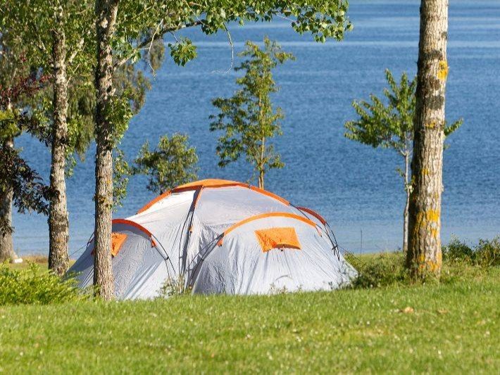 emplacement 55 camping familial piscine aveyron lac de pareloup