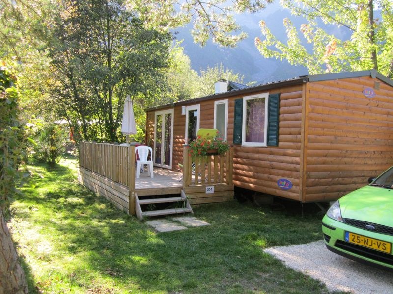 mobilhome extérieur camping familial montagne Alpes d'Huez
