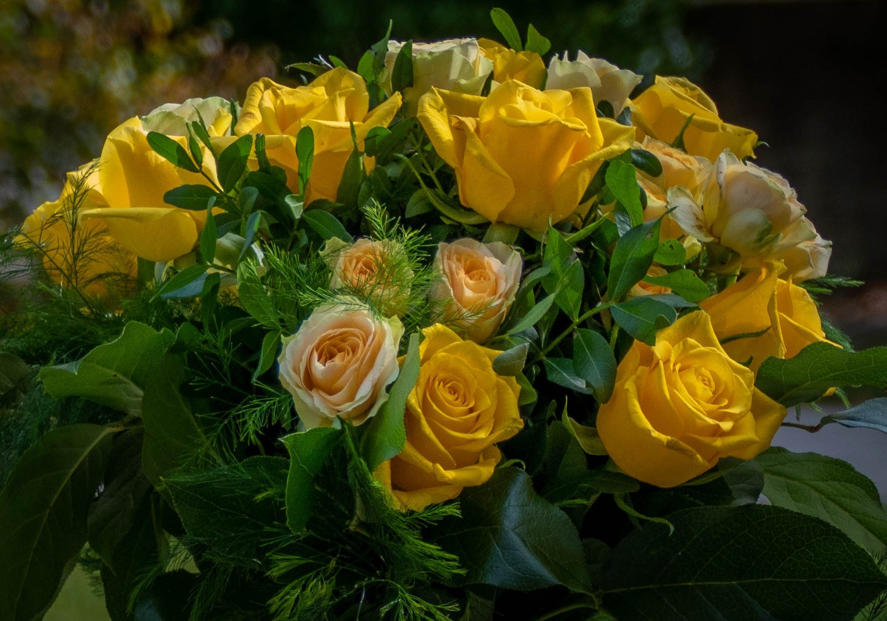 Bouquet rond de roses jaune et saumon 