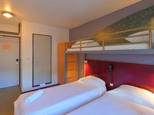 hotel-paris-13-avec-parking-chambre-lit-rideau-fenetre