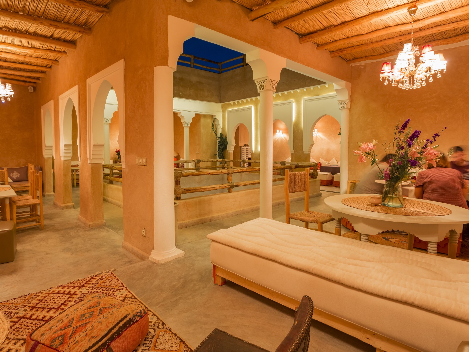 restaurant-marocain-marrakech-salon-restaurant-table