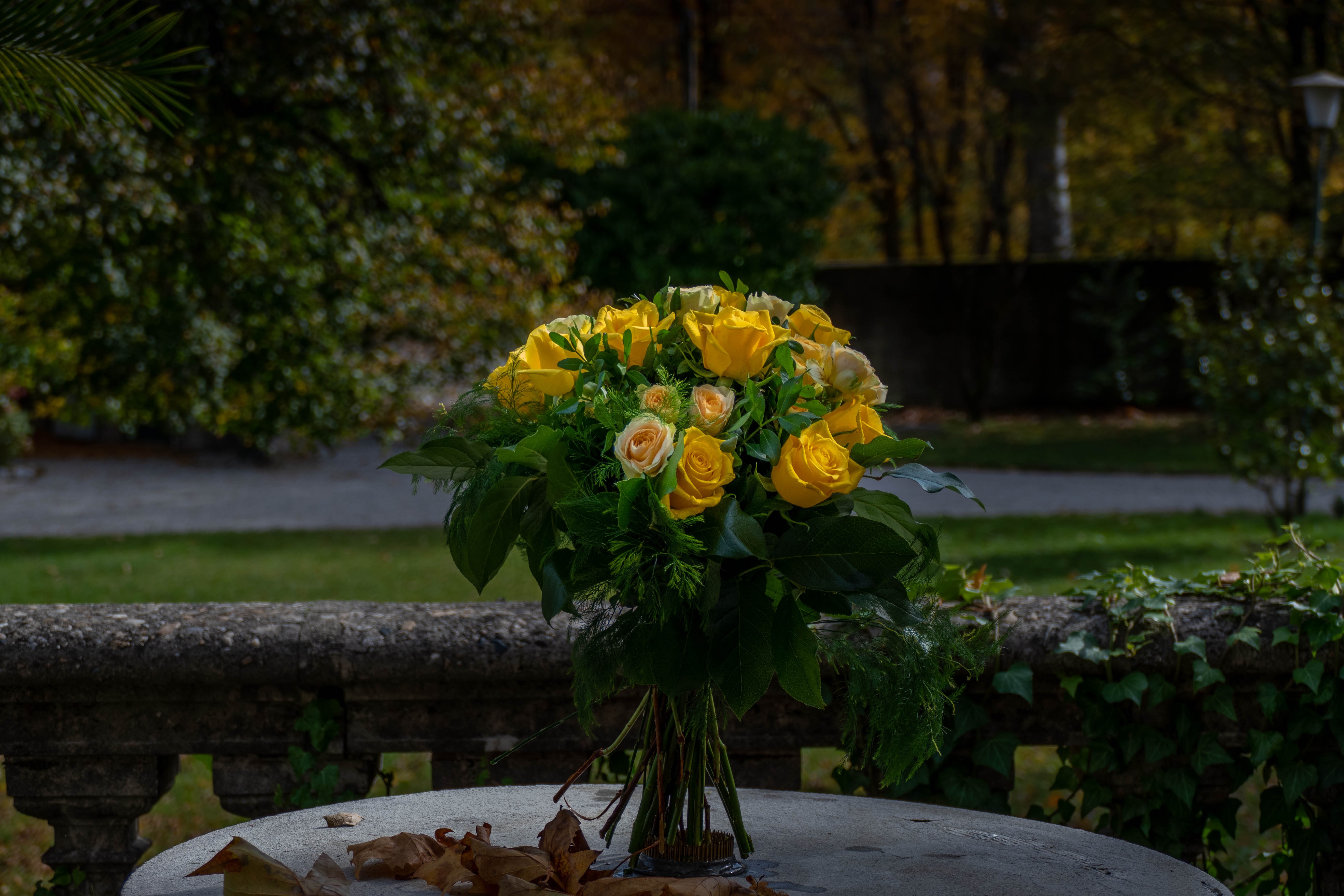 Bouquet rond de roses jaune et saumon 