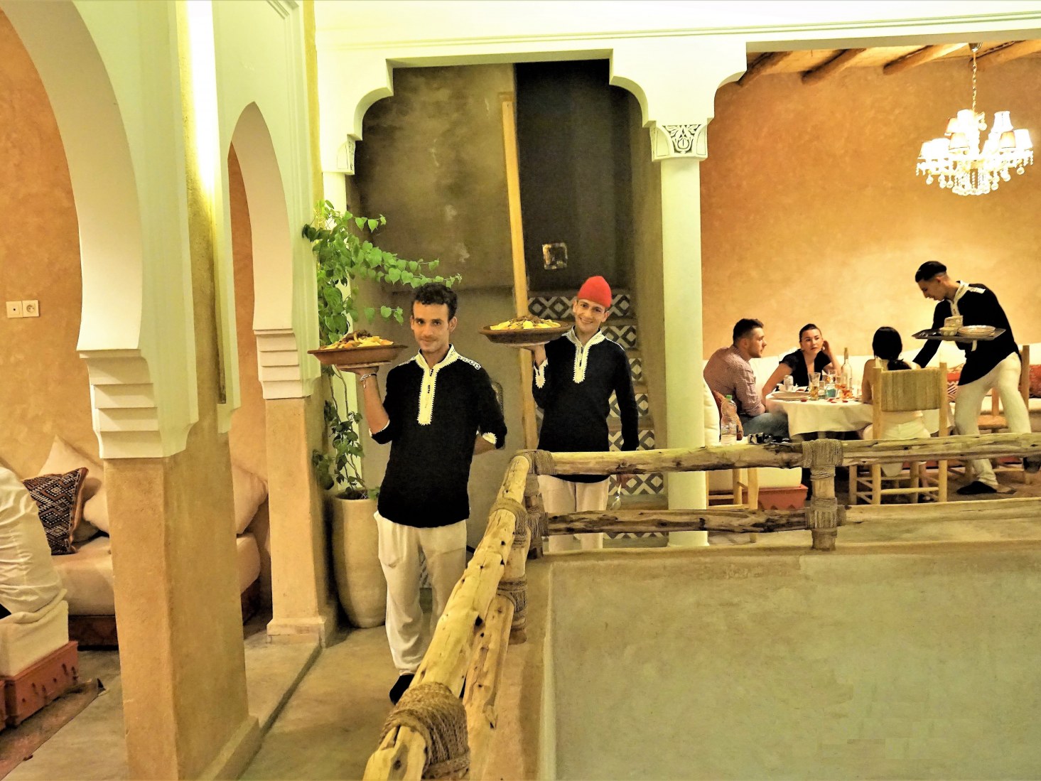 restaurant-marocain-marrakech-serveur-salon-restaurant-diner