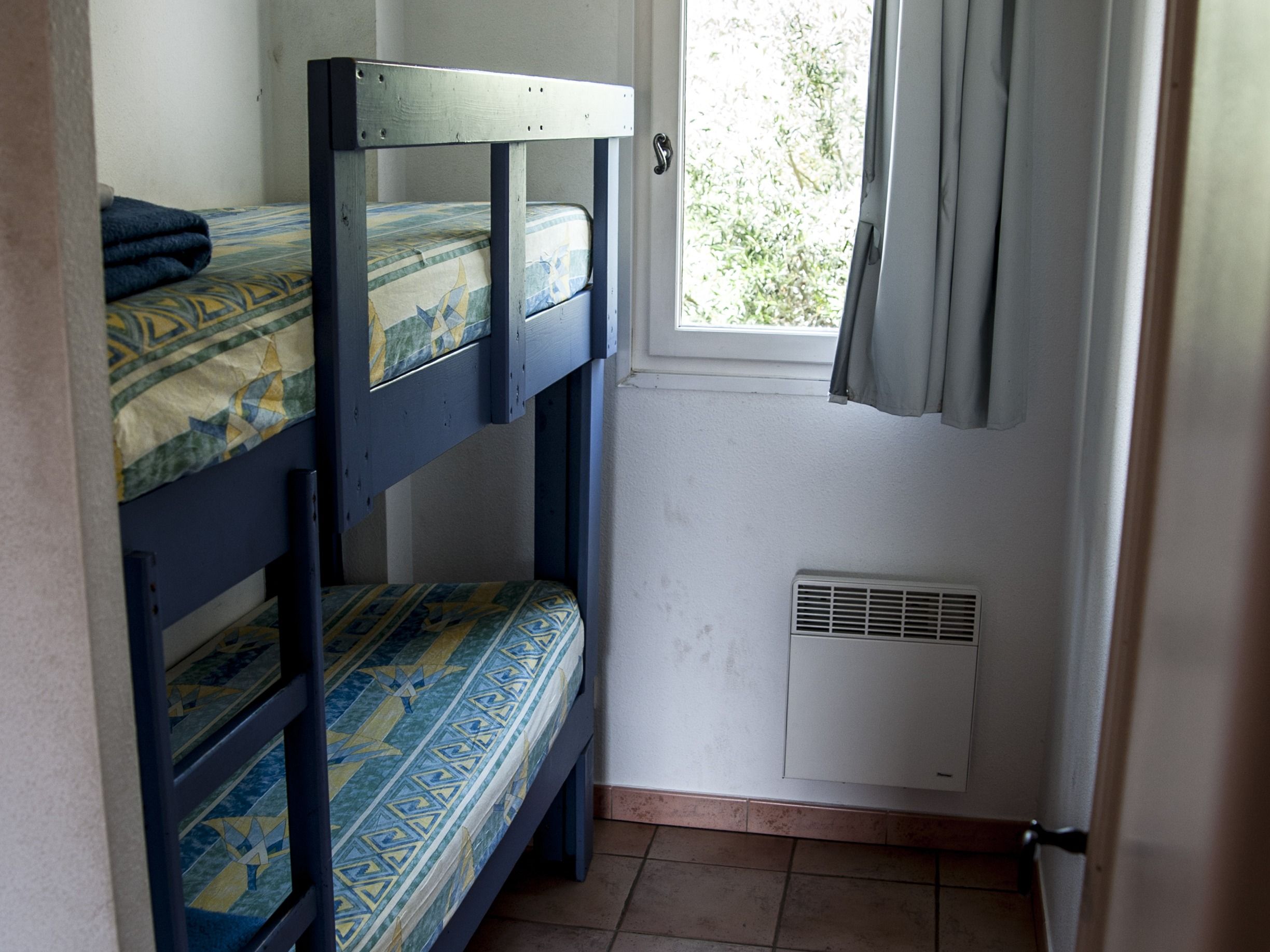 hotel-leucate-village-plage-appart-studio-chambre-lit-fenetre-oreiller-superpose