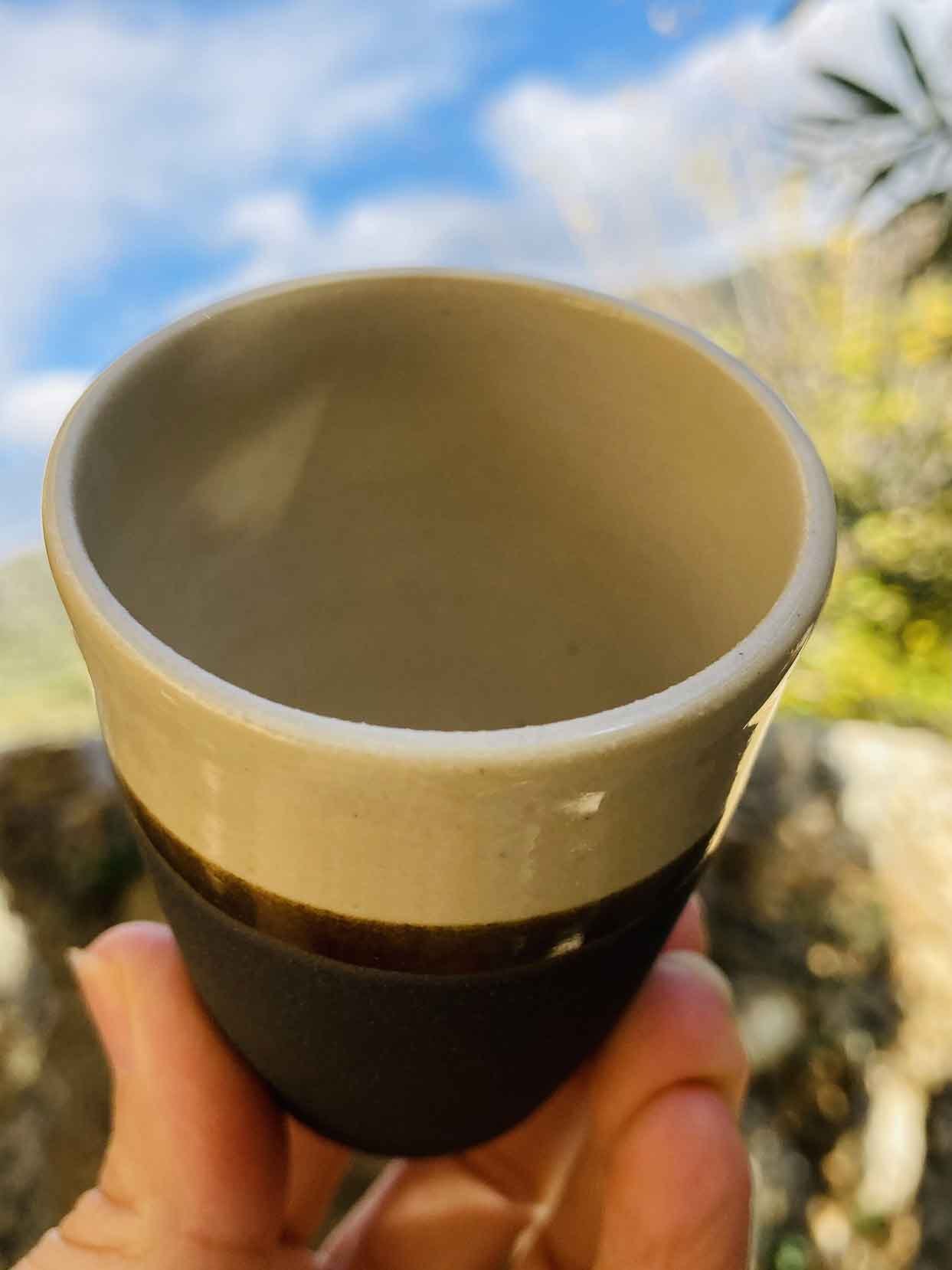 0039-Tasse-café-noire-blanc-cone