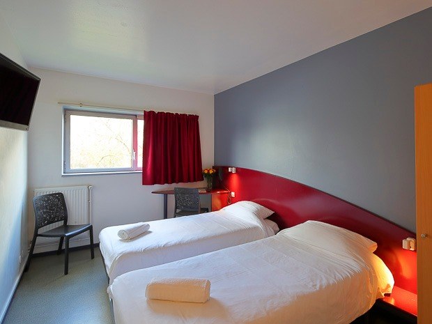 hotel-paris-13-avec-parking-chambre-fenetre-lit-armoire