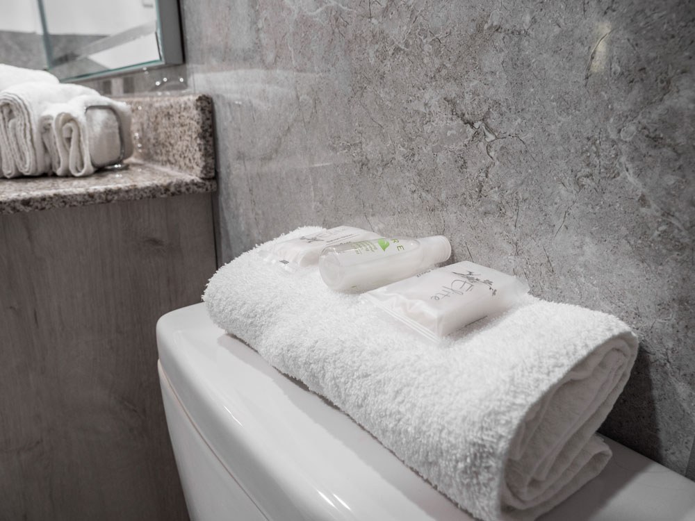 motel-joliette-chambre-superieure-renovee-salle-de-bain-serviette-savon