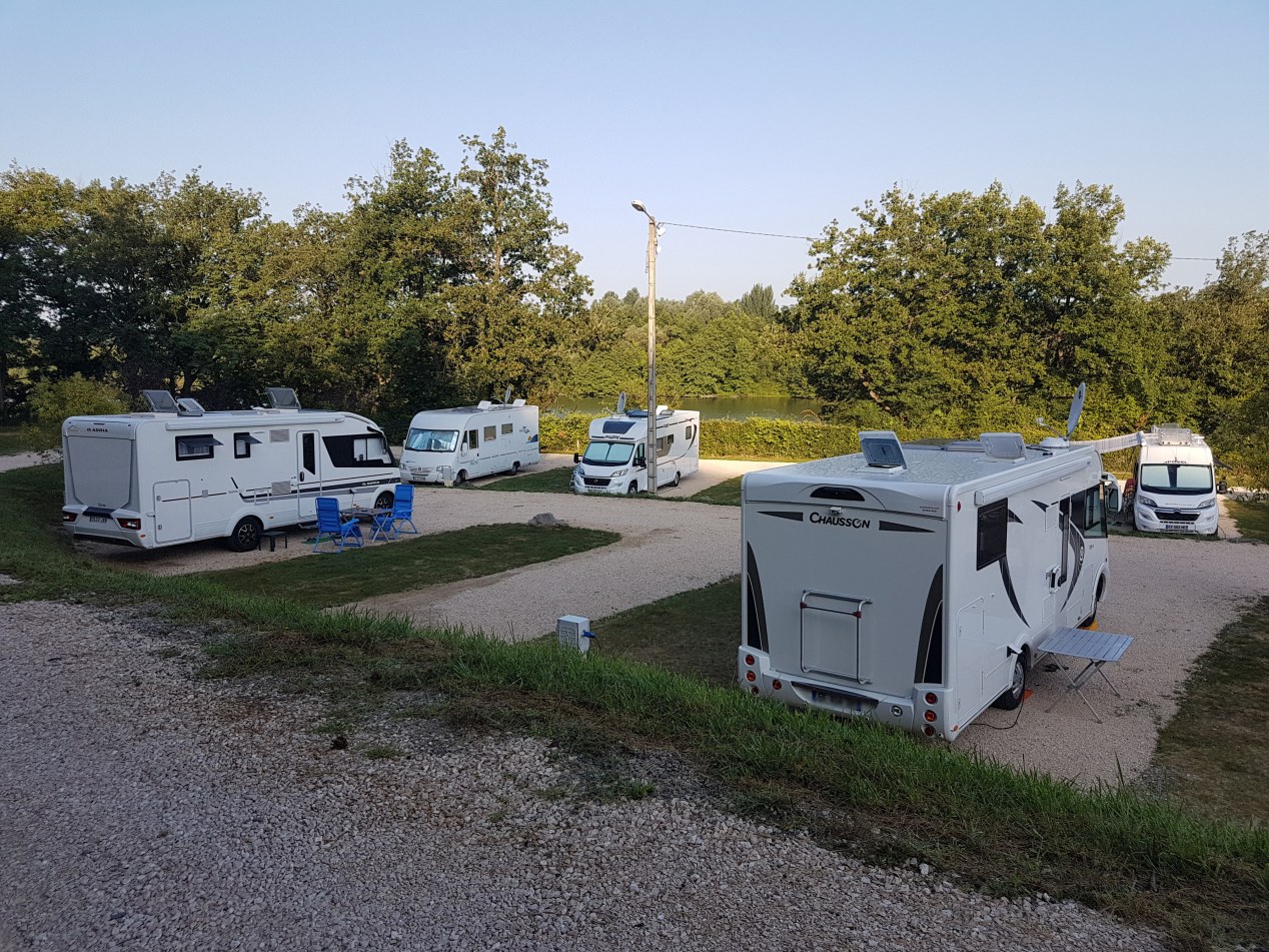 Aire camping car park ( Camping car interdit dans l'enceinte du camping, sauf si l'aire est complète)