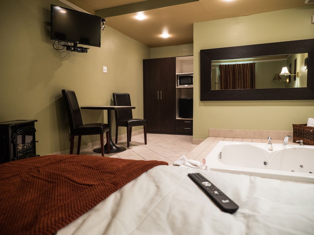 motel-joliette-suite-lit-queen-bain-foyer-tv