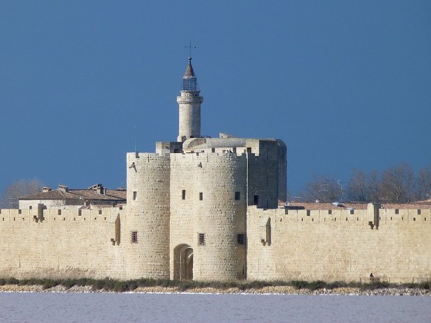 camargue-aigues mortes- fortifications-camping l'olivier