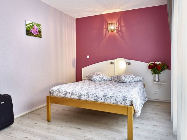 appart-hotel-residence-amneville-chambre-lit-fleur-cadre