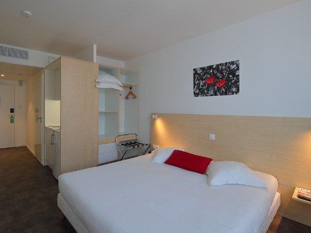 hotel-paris-saint-ouen-chambre-lit-double-placard-kitchenette