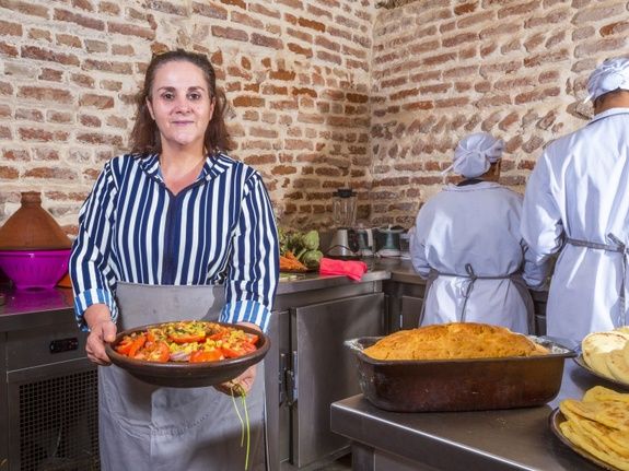 restaurant-marocain-marrakech-tajine-viande-tomate-huile-plat-cuisin-marocaine