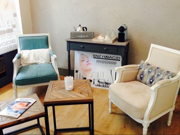 institut-de-beaute-lyon-attente-fauteuil-table