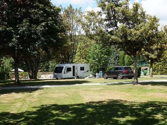 Emplacements 180m² camping chambon piscine nature familale (1)