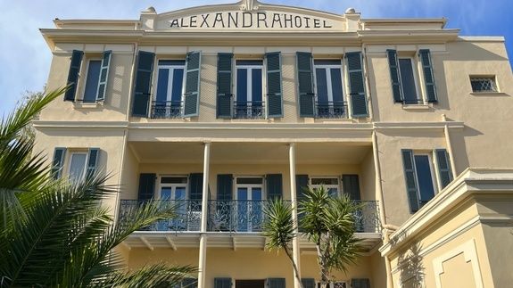 hotel-juan-les-pins-facade-garden-alexandra