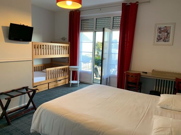 hotel-anne-de-bretagne-blois-centre-ville-chambre-triple-superieure-balcon-3-personnes-famille- lits-superposes