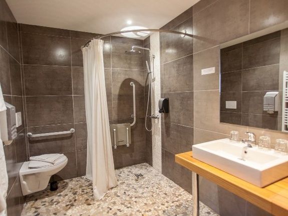 cozy-hotel-cosy-d-affaires-Morlaix-salle-de-bain-PMR