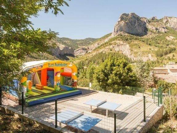 chateau gonflable 01 - camping hautes-alpes familial piscine escalade montagne