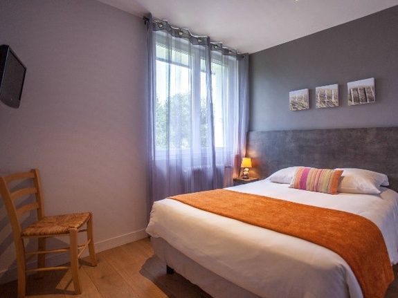 cozy-hotel-cosy-d-affaires-Morlaix-chambre-famille-lit-double-TV-chaise