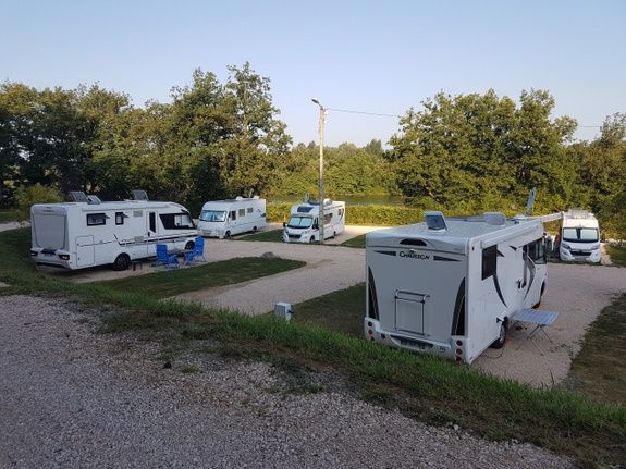 Aire camping car park ( Camping car interdit dans l'enceinte du camping, sauf si l'aire est complète)