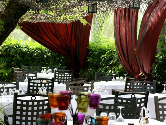 Restaurant-hotel-en-provence-jardin-chaise-table
