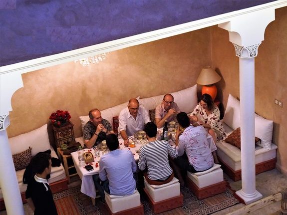 restaurant-marocain-marrakech-salon-repas-clients
