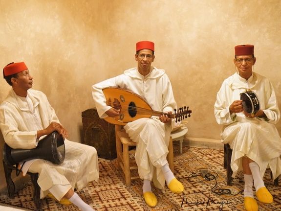 restaurant-marocain-marrakech-soiree-musicale-instrument-mama-beldi